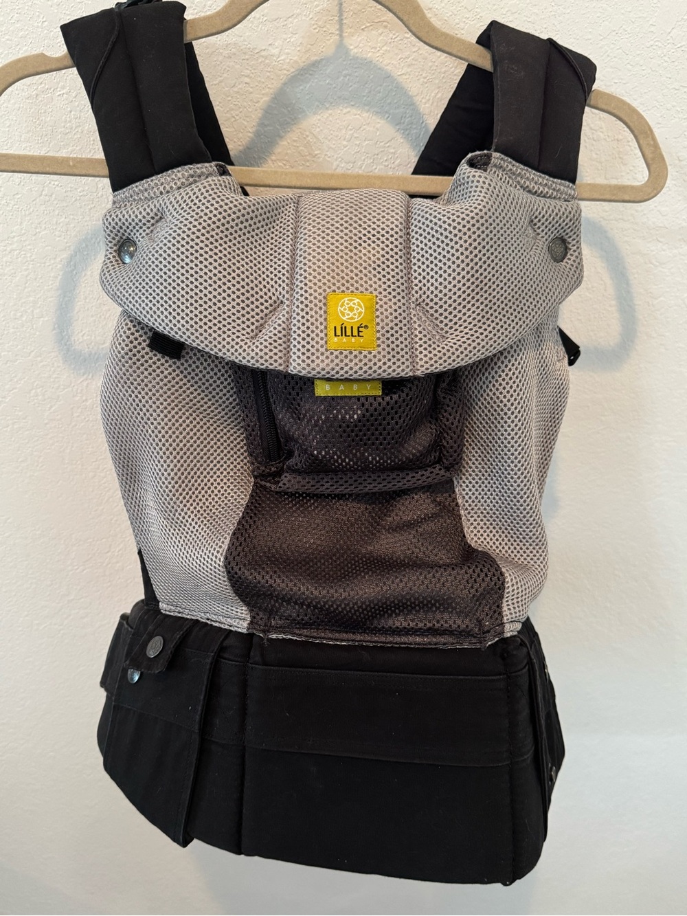 LILLEbaby 6 in 1 Complete Airflow Mesh Carrier - Gray and Black